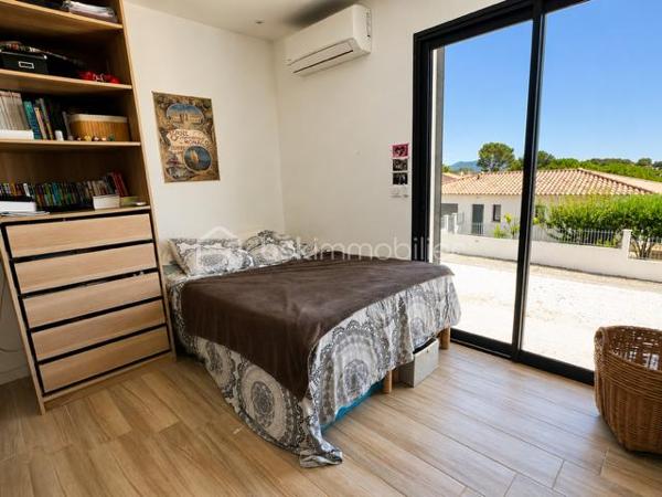 Au sein d'un environnement résidentiel particulièrement recherché de Sanary-sur-Mer, découvrez cette superbe villa d'architecte, développant 128,87 m² habitables sur une belle parcelle de 800 m² avec piscine.

Construite en 2017 et parfaitement entretenue, la propriété séduit immédiatement par la qualité de sa conception, sa luminosité et son excellent état général. Les façades, la toiture et l'ensemble des équipements ne nécessitent aucun travaux.

Le bel espace de vie avec cuisine équipée est ouvert sur les terrasses et le jardin. Les volumes sont harmonieux et offrent un confort de vie particulièrement agréable.

La partie nuit accueille trois véritables suites, chacune disposant de sa propre salle d'eau ou salle de bains. L'une d'elles est située de plain-pied, un atout rare et recherché.

À l'extérieur, le terrain plat accueille une agréable piscine ainsi que de beaux espaces de détente dans un cadre parfaitement maîtrisé. Les espaces extérieurs offrent aujourd'hui une belle toile blanche à imaginer selon vos envies. Le terrain plat permet la création d'un véritable projet paysager sur mesure (jardin méditerranéen, espaces de réception, terrain de pétanque, aire de jeux...), tandis que l'implantation de végétaux et de haies permettra de renforcer encore davantage l'intimité des lieux et de préserver un cadre de vie privilégié. 

L'adresse constitue l'un des véritables points forts de cette propriété. Particulièrement appréciée des familles, elle bénéficie de la proximité du collège, des écoles, des commerces du quotidien et des plages de Sanary. Tout en profitant d'un environnement calme et résidentiel, elle permet de rejoindre rapidement le centre historique, le port et les animations de Sanary-sur-Mer, l'une des communes les plus recherchées du littoral varois.

Une propriété rare alliant qualité de construction, confort moderne et emplacement privilégié au cœur de Sanary-sur-Mer.