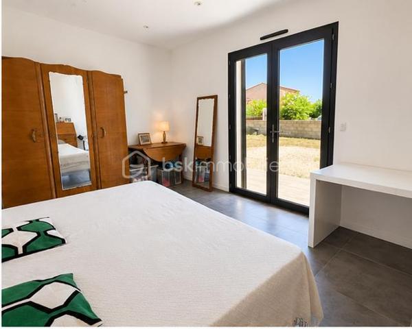 Au sein d'un environnement résidentiel particulièrement recherché de Sanary-sur-Mer, découvrez cette superbe villa d'architecte, développant 128,87 m² habitables sur une belle parcelle de 800 m² avec piscine.

Construite en 2017 et parfaitement entretenue, la propriété séduit immédiatement par la qualité de sa conception, sa luminosité et son excellent état général. Les façades, la toiture et l'ensemble des équipements ne nécessitent aucun travaux.

Le bel espace de vie avec cuisine équipée est ouvert sur les terrasses et le jardin. Les volumes sont harmonieux et offrent un confort de vie particulièrement agréable.

La partie nuit accueille trois véritables suites, chacune disposant de sa propre salle d'eau ou salle de bains. L'une d'elles est située de plain-pied, un atout rare et recherché.

À l'extérieur, le terrain plat accueille une agréable piscine ainsi que de beaux espaces de détente dans un cadre parfaitement maîtrisé. Les espaces extérieurs offrent aujourd'hui une belle toile blanche à imaginer selon vos envies. Le terrain plat permet la création d'un véritable projet paysager sur mesure (jardin méditerranéen, espaces de réception, terrain de pétanque, aire de jeux...), tandis que l'implantation de végétaux et de haies permettra de renforcer encore davantage l'intimité des lieux et de préserver un cadre de vie privilégié. 

L'adresse constitue l'un des véritables points forts de cette propriété. Particulièrement appréciée des familles, elle bénéficie de la proximité du collège, des écoles, des commerces du quotidien et des plages de Sanary. Tout en profitant d'un environnement calme et résidentiel, elle permet de rejoindre rapidement le centre historique, le port et les animations de Sanary-sur-Mer, l'une des communes les plus recherchées du littoral varois.

Une propriété rare alliant qualité de construction, confort moderne et emplacement privilégié au cœur de Sanary-sur-Mer.