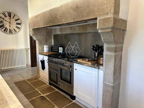 Maison à vendre 11 pièces  a 305 min de Limoges. Venez avec votre brosse à dents...