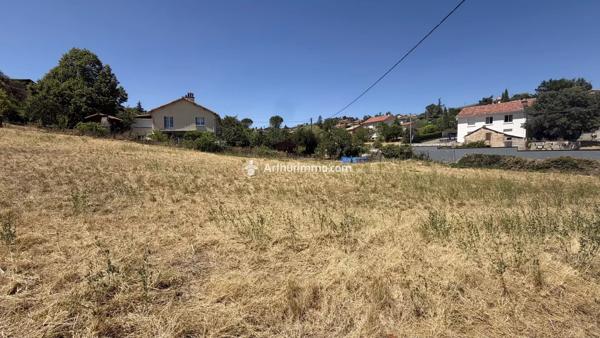 Vente                                                      Terrain
                        
                                         823 m2                     à Millau