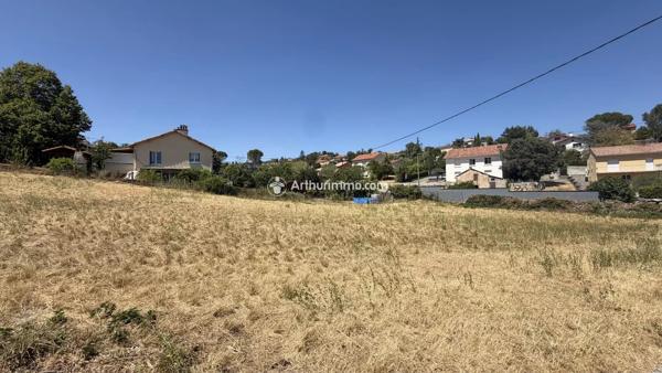 Vente                                                      Terrain
                        
                                         823 m2                     à Millau