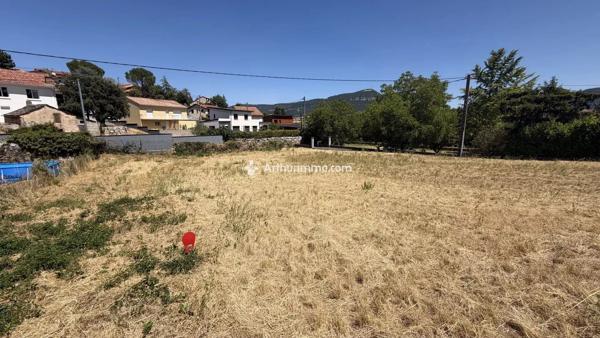 Vente                                                      Terrain
                        
                                         823 m2                     à Millau