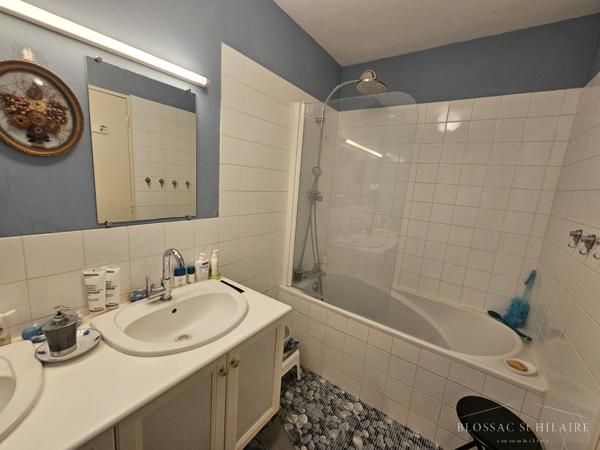 Poitiers Campus, Appartement T3, 74 m² avec ascenseur, garage et balcon.