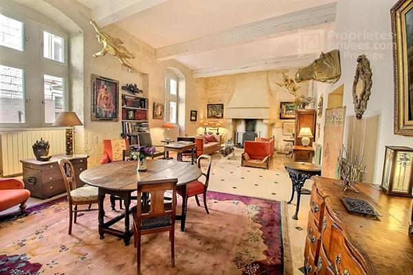 UZÈS ,Centre historique ,Exclusivité. Appartement  de 181 m² en duplex, avec ascenseur privatif. 4 chambres , terrasse de 75 m²