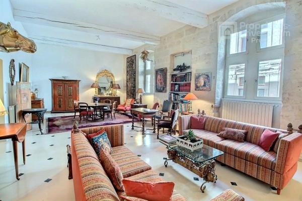 UZÈS ,Centre historique ,Exclusivité. Appartement  de 181 m² en duplex, avec ascenseur privatif. 4 chambres , terrasse de 75 m²