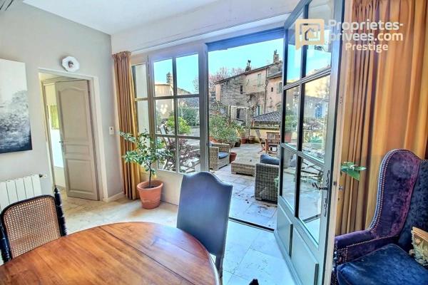 UZÈS ,Centre historique ,Exclusivité. Appartement  de 181 m² en duplex, avec ascenseur privatif. 4 chambres , terrasse de 75 m²