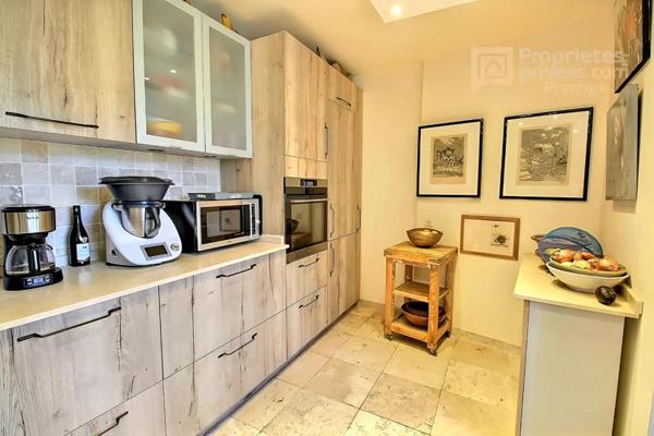 UZÈS ,Centre historique ,Exclusivité. Appartement  de 181 m² en duplex, avec ascenseur privatif. 4 chambres , terrasse de 75 m²