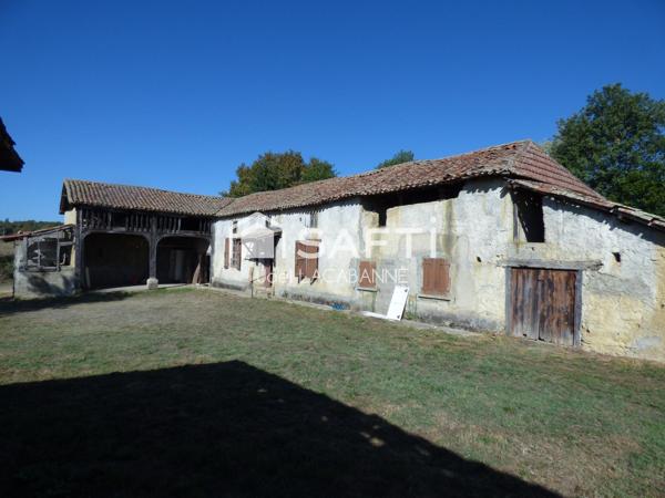 Maison à rénover de 105 m², au calme, cuisine, salon, 3 chambres, cellier, salle d'eau, wc, nombreuses dépendances, terrain de 6 061 m²