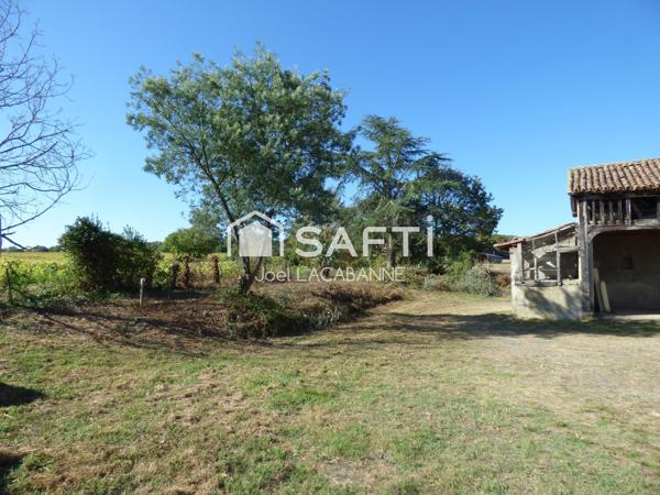 Maison à rénover de 105 m², au calme, cuisine, salon, 3 chambres, cellier, salle d'eau, wc, nombreuses dépendances, terrain de 6 061 m²