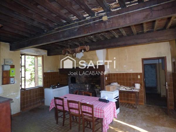 Maison à rénover de 105 m², au calme, cuisine, salon, 3 chambres, cellier, salle d'eau, wc, nombreuses dépendances, terrain de 6 061 m²