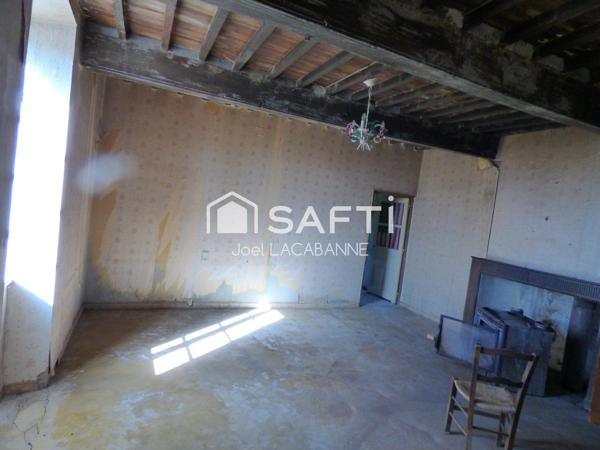 Maison à rénover de 105 m², au calme, cuisine, salon, 3 chambres, cellier, salle d'eau, wc, nombreuses dépendances, terrain de 6 061 m²