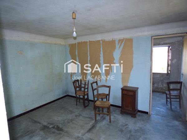 Maison à rénover de 105 m², au calme, cuisine, salon, 3 chambres, cellier, salle d'eau, wc, nombreuses dépendances, terrain de 6 061 m²