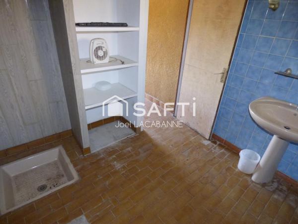 Maison à rénover de 105 m², au calme, cuisine, salon, 3 chambres, cellier, salle d'eau, wc, nombreuses dépendances, terrain de 6 061 m²