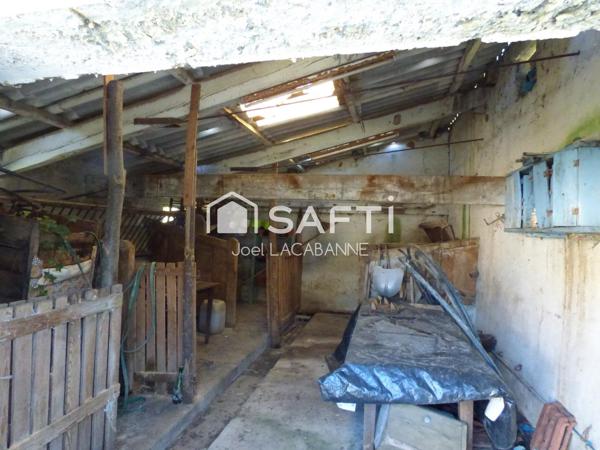 Maison à rénover de 105 m², au calme, cuisine, salon, 3 chambres, cellier, salle d'eau, wc, nombreuses dépendances, terrain de 6 061 m²
