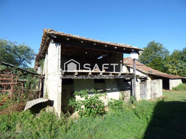 Maison à rénover de 105 m², au calme, cuisine, salon, 3 chambres, cellier, salle d'eau, wc, nombreuses dépendances, terrain de 6 061 m²