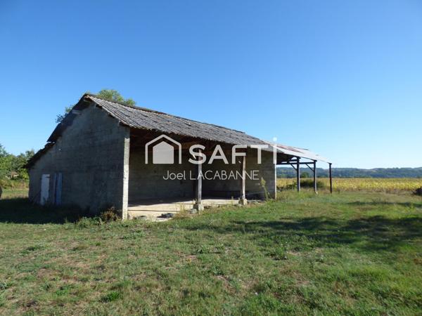 Maison à rénover de 105 m², au calme, cuisine, salon, 3 chambres, cellier, salle d'eau, wc, nombreuses dépendances, terrain de 6 061 m²