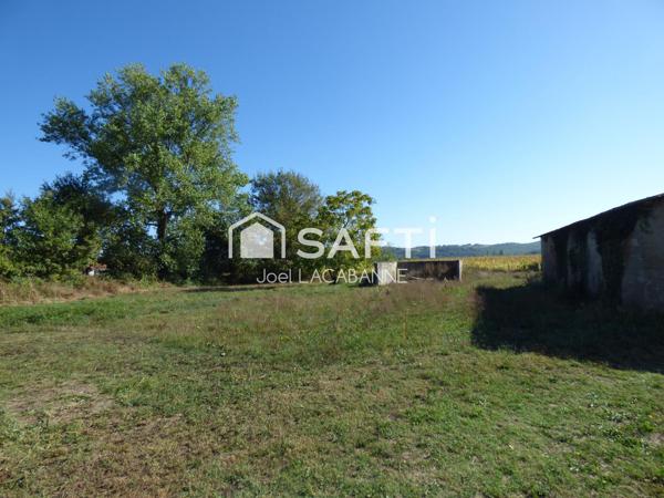 Maison à rénover de 105 m², au calme, cuisine, salon, 3 chambres, cellier, salle d'eau, wc, nombreuses dépendances, terrain de 6 061 m²