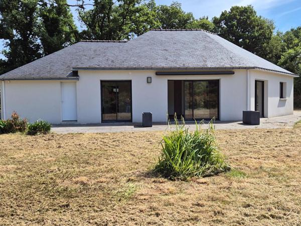 TRES BELLE MAISON DE PLAIN PIED de 112 m2 réalisée en 2018 dans le Finistère en limite du Morbihan - (10 min de Gourin - 10 min de Châteauneuf du Faou)