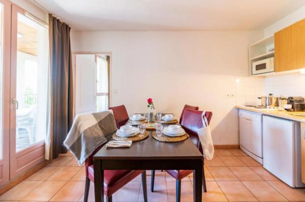 Carcassonne (11), proche Centre Historique : T2 avec terrasse et parking en résidence gérée - Statut LMNP