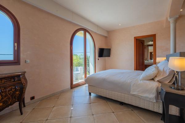 Villa contemporaine de prestige – Vue mer – Piscine chauffée & jacuzzi – Saint-Jean Grasse