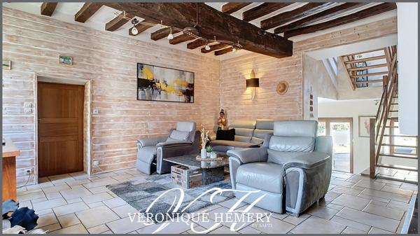 Charmante maison de village de 180 m2 entièrement rénovée offre une belle prestation avec un cadre de vie unique alliant authenticité et bien-être