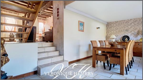 Charmante maison de village de 180 m2 entièrement rénovée offre une belle prestation avec un cadre de vie unique alliant authenticité et bien-être
