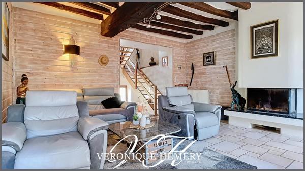 Charmante maison de village de 180 m2 entièrement rénovée offre une belle prestation avec un cadre de vie unique alliant authenticité et bien-être
