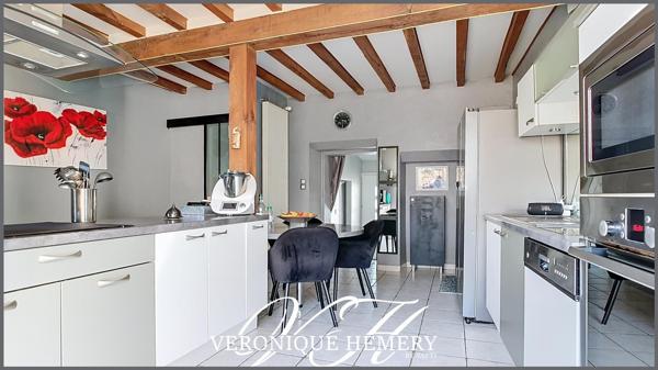 Charmante maison de village de 180 m2 entièrement rénovée offre une belle prestation avec un cadre de vie unique alliant authenticité et bien-être