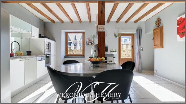 Charmante maison de village de 180 m2 entièrement rénovée offre une belle prestation avec un cadre de vie unique alliant authenticité et bien-être