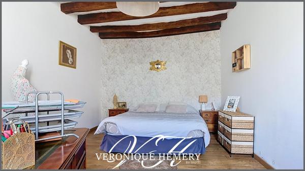 Charmante maison de village de 180 m2 entièrement rénovée offre une belle prestation avec un cadre de vie unique alliant authenticité et bien-être