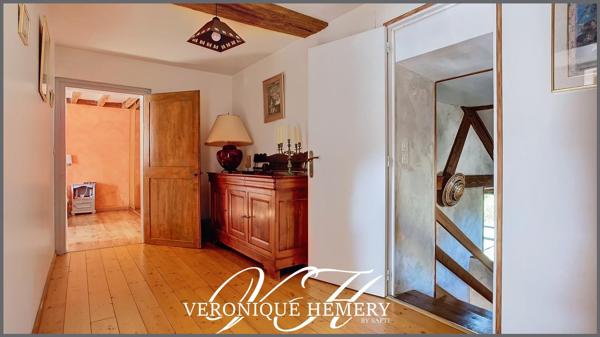 Charmante maison de village de 180 m2 entièrement rénovée offre une belle prestation avec un cadre de vie unique alliant authenticité et bien-être