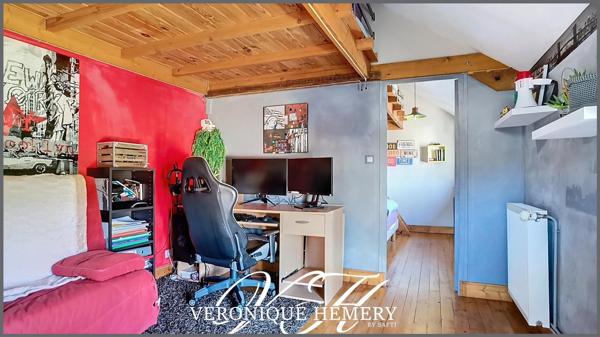 Charmante maison de village de 180 m2 entièrement rénovée offre une belle prestation avec un cadre de vie unique alliant authenticité et bien-être