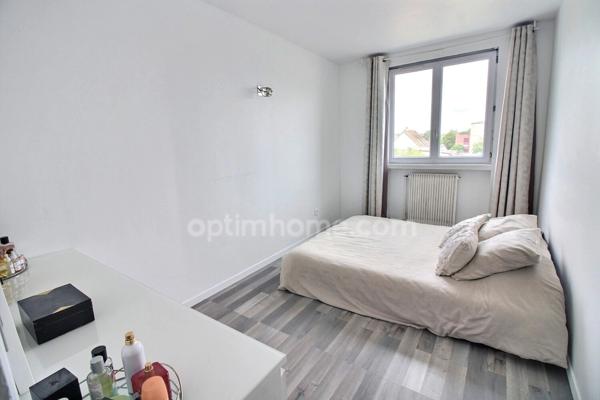 Appartement 5 pièces de 90 m2 à vendre à CARRIERES SOUS POISSY (78) au prix de 244000 euros