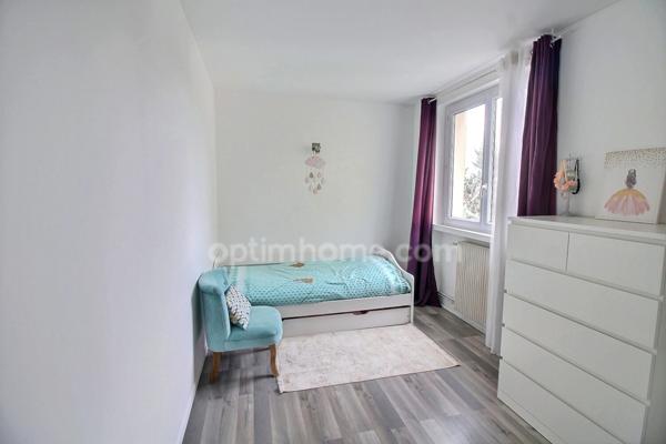 Appartement 5 pièces de 90 m2 à vendre à CARRIERES SOUS POISSY (78) au prix de 244000 euros