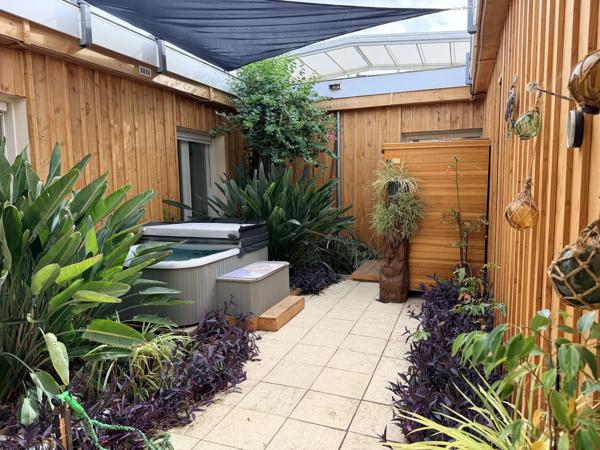 Acheter une MAISON D’ARCHITECTE des années 70 EYSINES CENTRE PLAIN-PIED 160 M² PATIO SOUS VERRIÈRE avec JACUZZI & SAUNA GARAGE JARDIN PISCINABLE STATIONNEMENT VOITURES