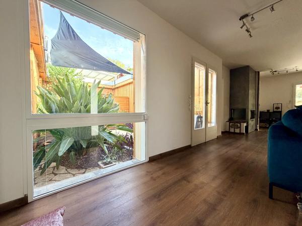 Acheter une MAISON D’ARCHITECTE des années 70 EYSINES CENTRE PLAIN-PIED 160 M² PATIO SOUS VERRIÈRE avec JACUZZI & SAUNA GARAGE JARDIN PISCINABLE STATIONNEMENT VOITURES