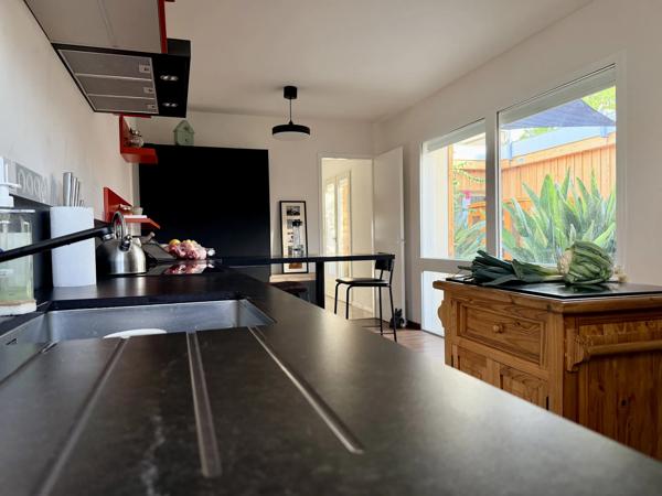 Acheter une MAISON D’ARCHITECTE des années 70 EYSINES CENTRE PLAIN-PIED 160 M² PATIO SOUS VERRIÈRE avec JACUZZI & SAUNA GARAGE JARDIN PISCINABLE STATIONNEMENT VOITURES
