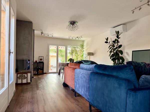 Acheter une MAISON D’ARCHITECTE des années 70 EYSINES CENTRE PLAIN-PIED 160 M² PATIO SOUS VERRIÈRE avec JACUZZI & SAUNA GARAGE JARDIN PISCINABLE STATIONNEMENT VOITURES