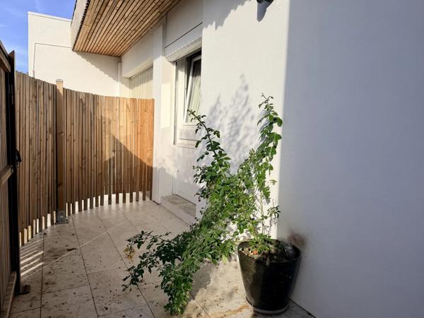 Acheter une MAISON D’ARCHITECTE des années 70 EYSINES CENTRE PLAIN-PIED 160 M² PATIO SOUS VERRIÈRE avec JACUZZI & SAUNA GARAGE JARDIN PISCINABLE STATIONNEMENT VOITURES