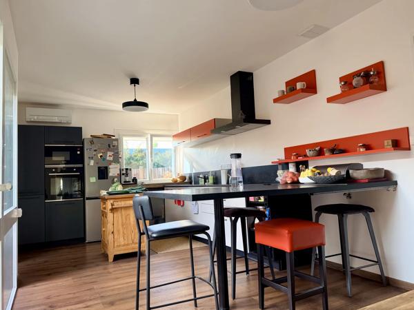 Acheter une MAISON D’ARCHITECTE des années 70 EYSINES CENTRE PLAIN-PIED 160 M² PATIO SOUS VERRIÈRE avec JACUZZI & SAUNA GARAGE JARDIN PISCINABLE STATIONNEMENT VOITURES