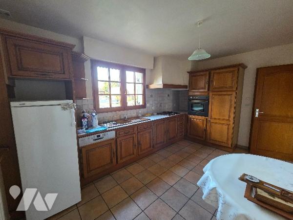 YERVILLE pavillon d'~121m² sur ~850 m² de terrain, 3 chambres, garage, véranda.