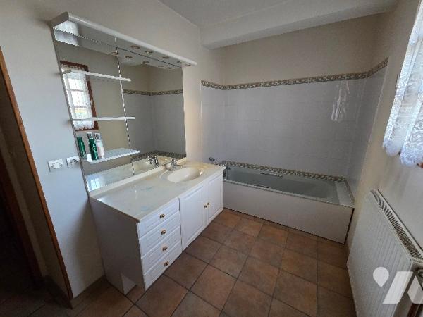 YERVILLE pavillon d'~121m² sur ~850 m² de terrain, 3 chambres, garage, véranda.