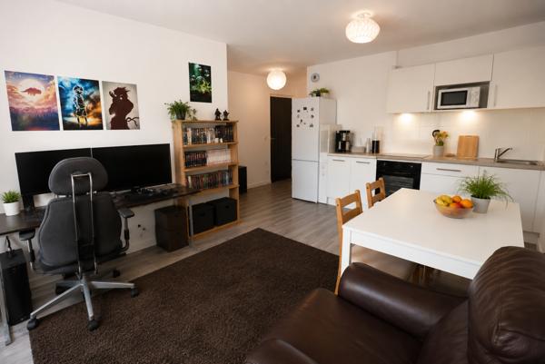 Caen - Très beau F2 quartier port avec terrasse et box en sous-sol