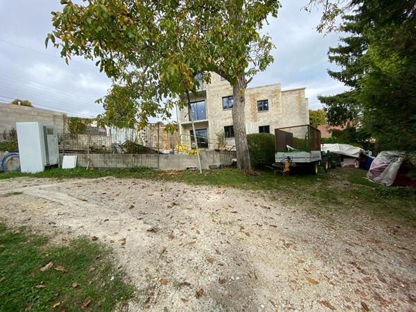 Terrain constructible avec deux maisons à Melun