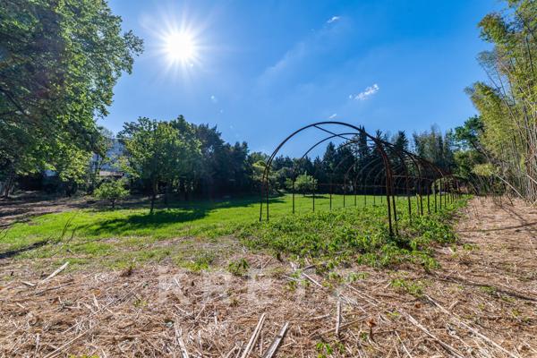 Propriété sur un terrain constructible de 3.500m² en coeur de ville