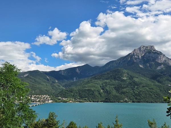 vue  Lac et Montagnes sur SAVINES LE LAC (05) , Dans une résidence neuve style villa  plein Sud ,livrable été 2026
