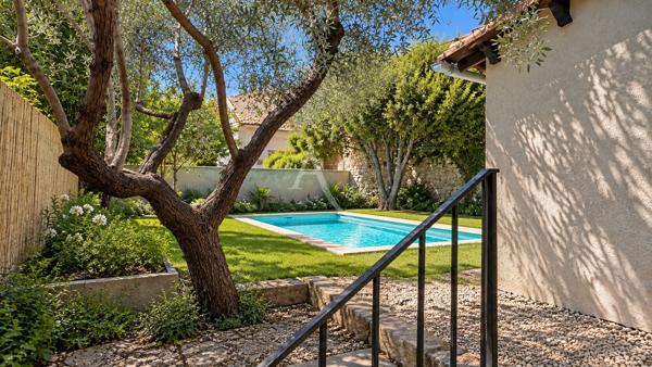 VILLA 160M2 CENTRE VILLE DE MANOSQUE AU CALME PISCINE JARDIN GARAGE PARKING PRIVATIF 5/6 PLACES