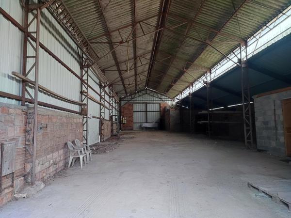 Entrepôt 373 m² sur terrain constructible avec bureau d'accueil et pièce détente.