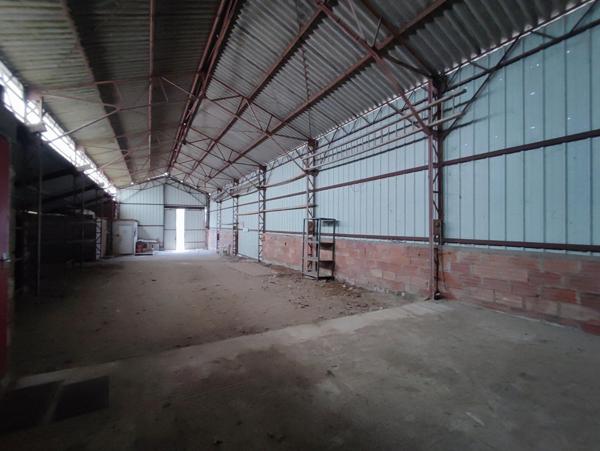 Entrepôt 373 m² sur terrain constructible avec bureau d'accueil et pièce détente.