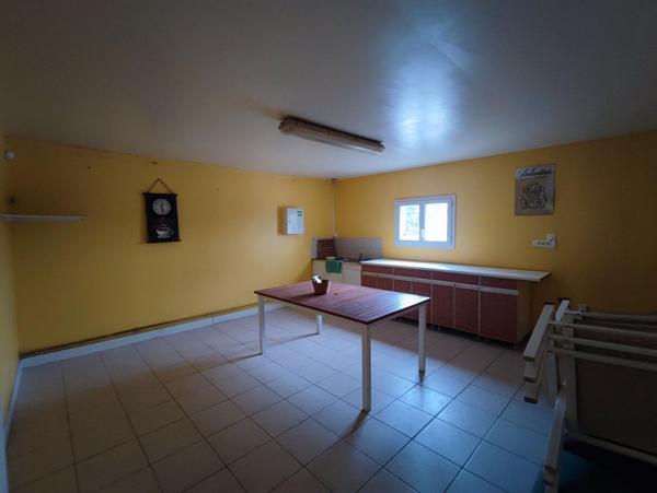 Entrepôt 373 m² sur terrain constructible avec bureau d'accueil et pièce détente.